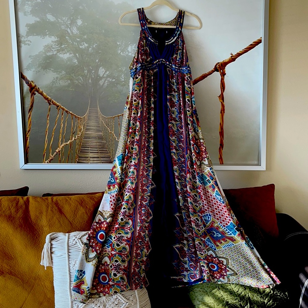 Beautiful Maxi Dress ⓜ 🤍🤍🤍